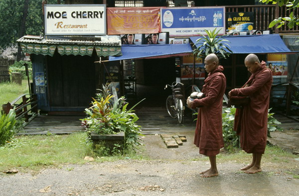 Beging monks in MraukU, August 2004