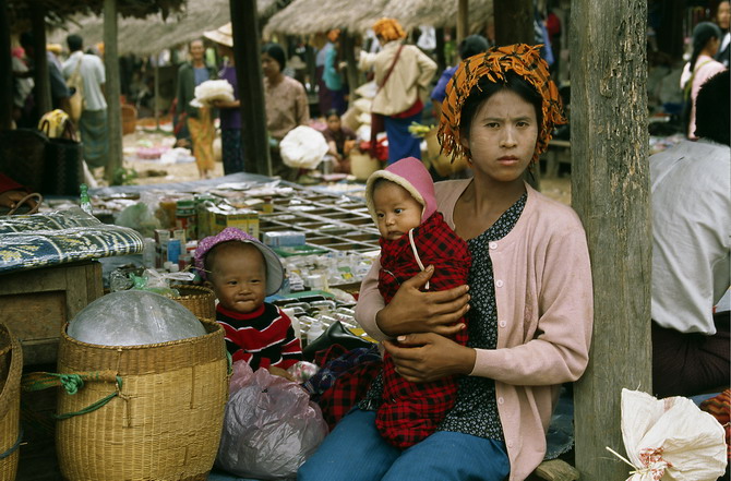 Pao Market at Lone Kam, Inle Lake (2004)