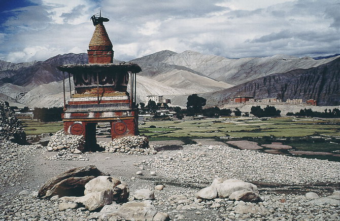 Chorten at Tsarang (1996)