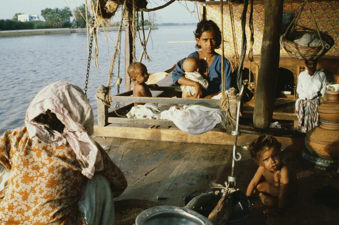 Mohanas, nomadic people on the Indus, 1980