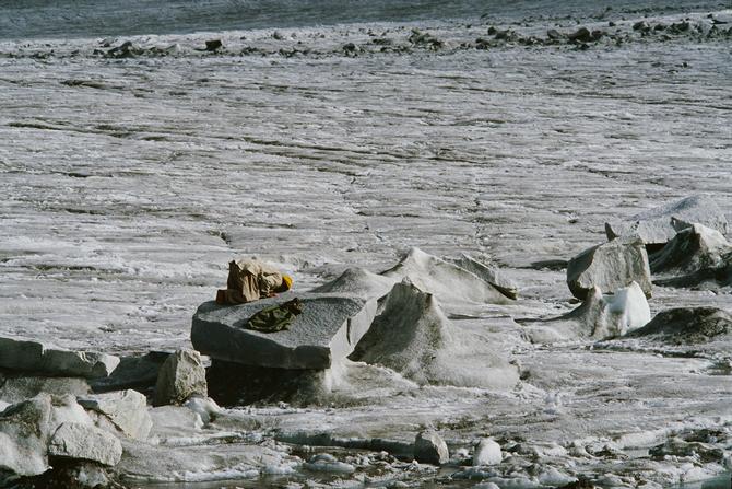A porter praying on Siachen